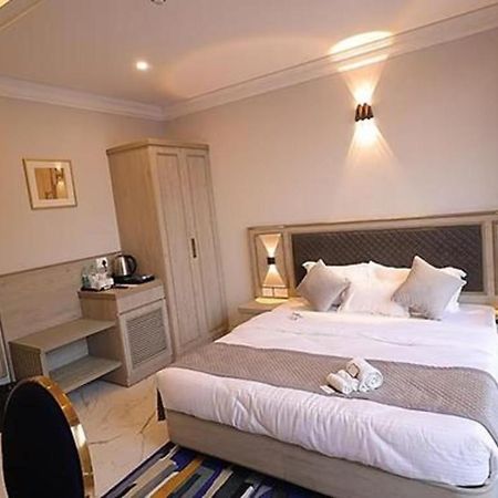 נוידה Fabhotel Prime Hampton By Ic'S מראה חיצוני תמונה