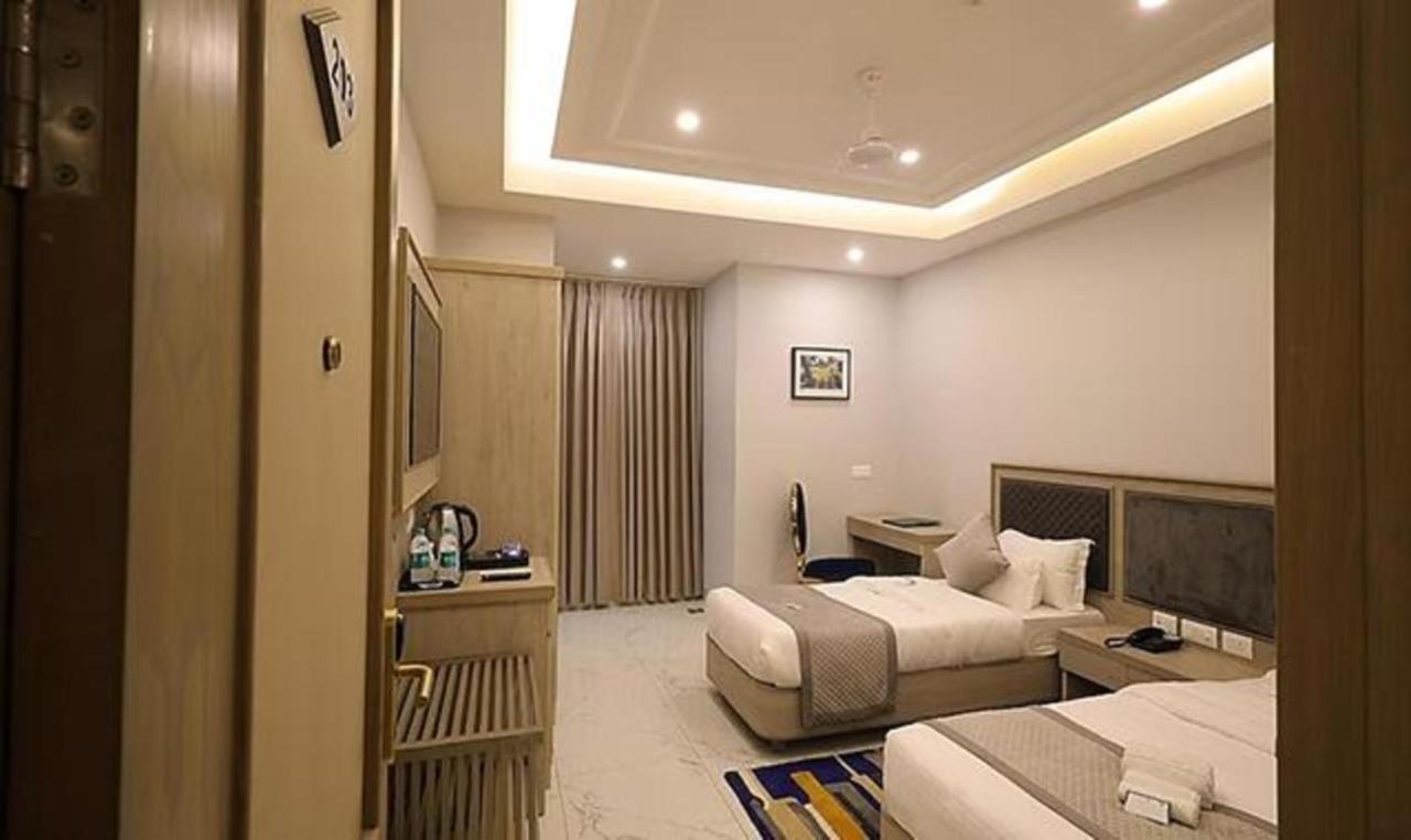 נוידה Fabhotel Prime Hampton By Ic'S מראה חיצוני תמונה