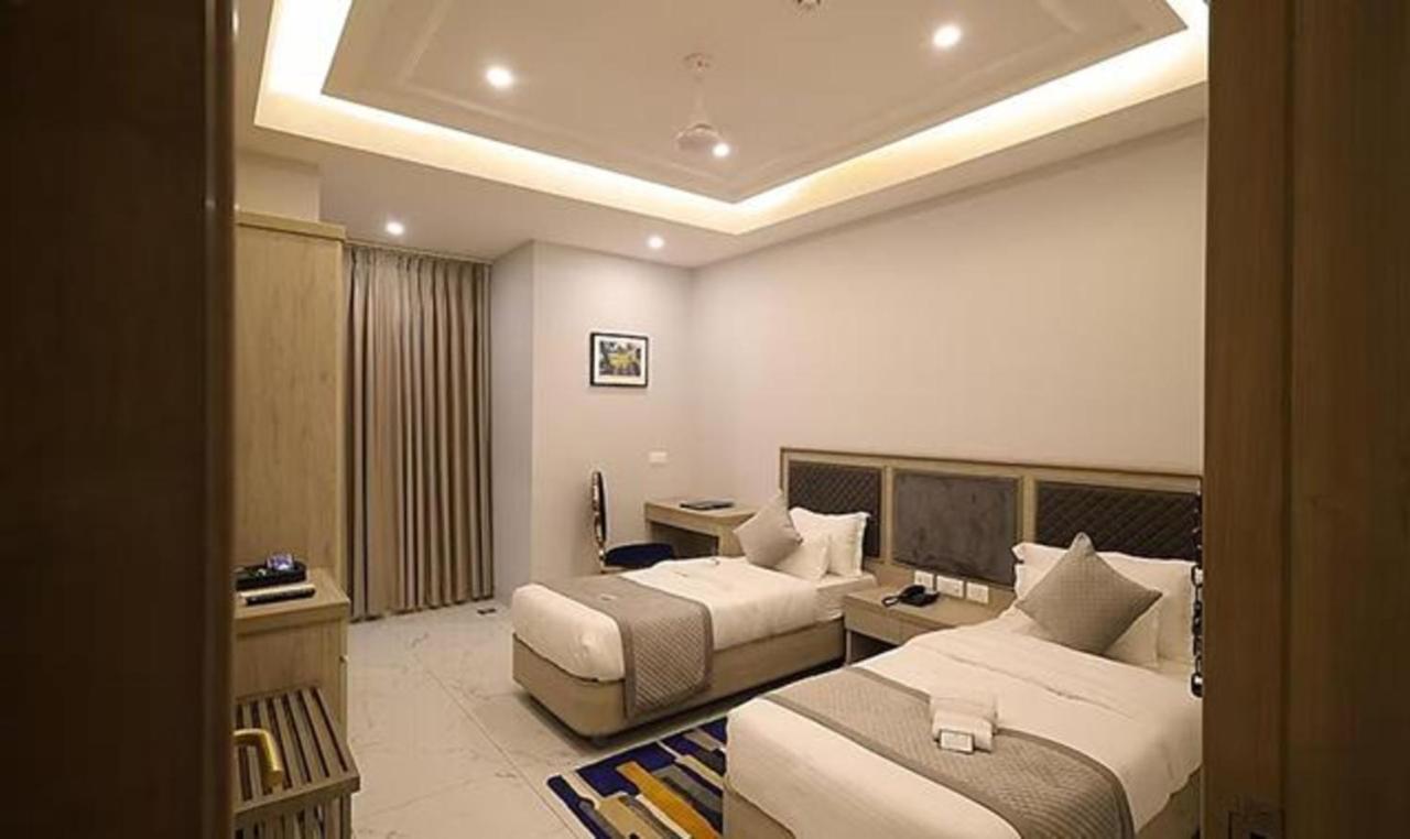 נוידה Fabhotel Prime Hampton By Ic'S מראה חיצוני תמונה