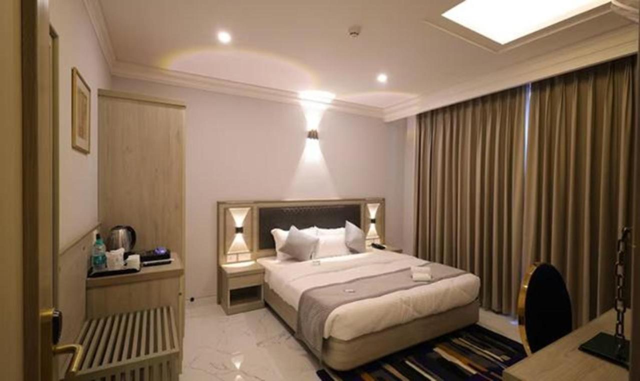נוידה Fabhotel Prime Hampton By Ic'S מראה חיצוני תמונה